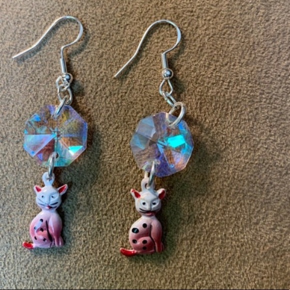 Cat Vintage Gumball Machine Prize Dangle Earrings - Picture 2 of 4